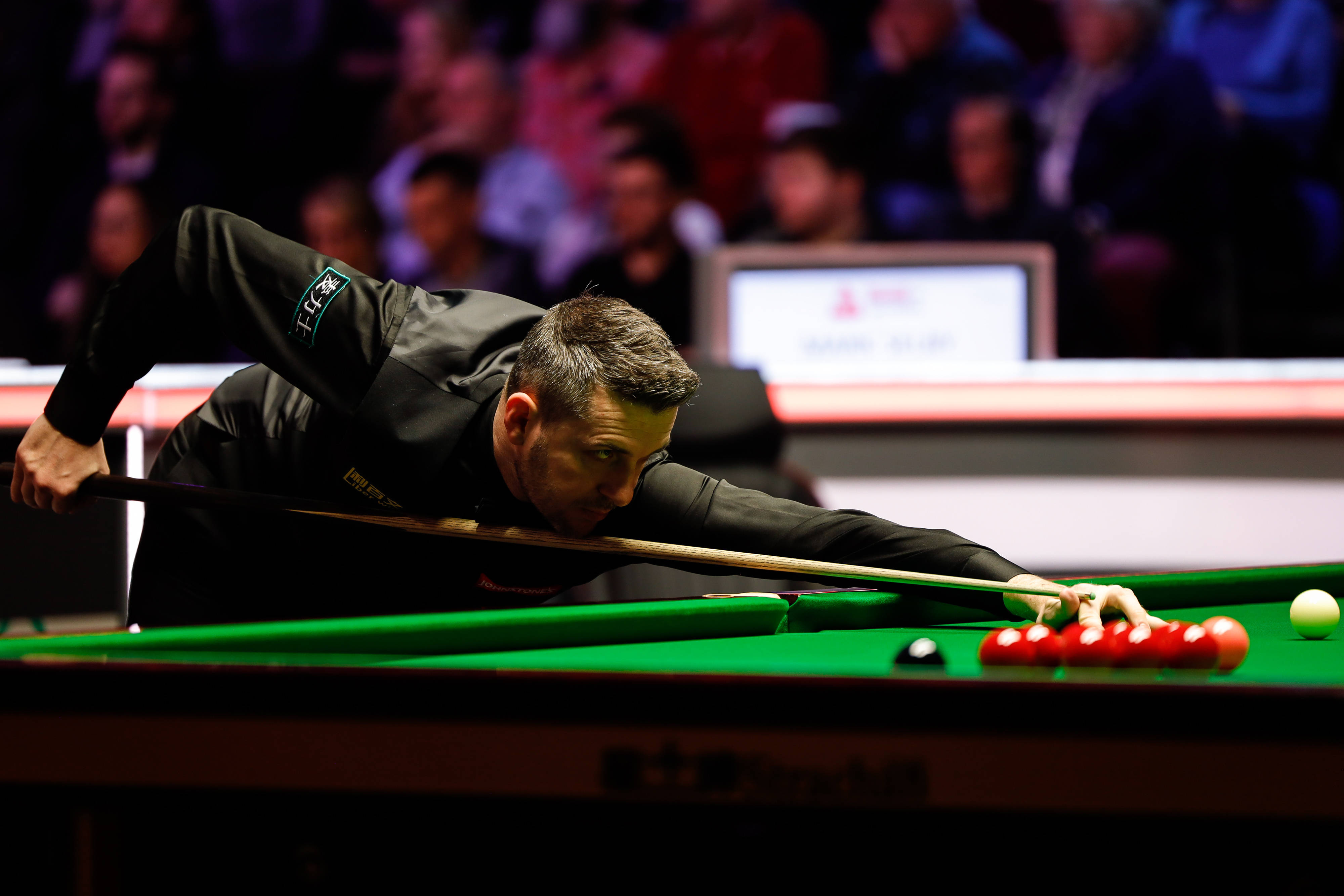 形成鲜明对 形成鲜明对